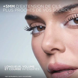 Application du mascara Telescopic Extensionist de L’Oréal Paris pour un effet longueur extrême